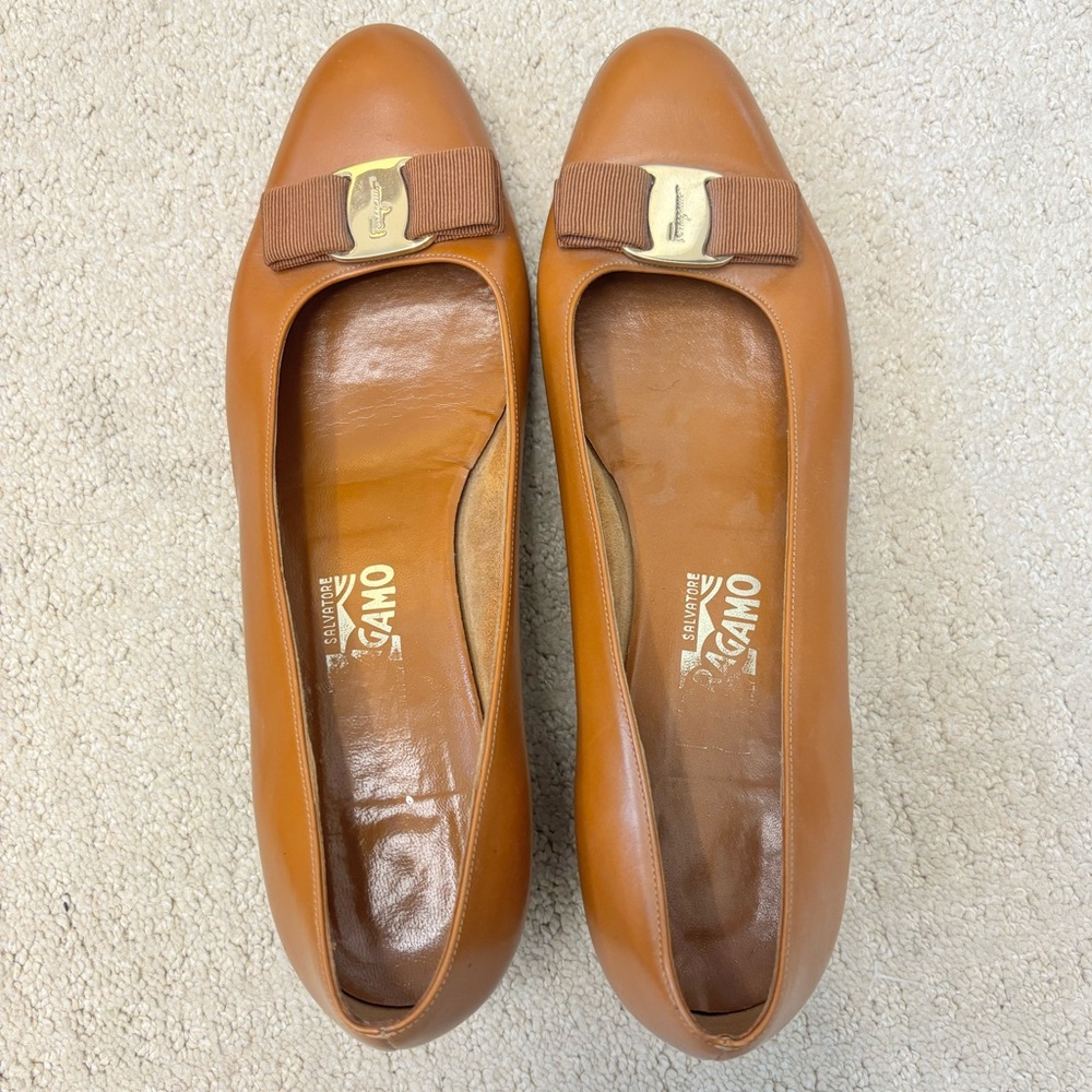 Ferragamo Vara leather pumps